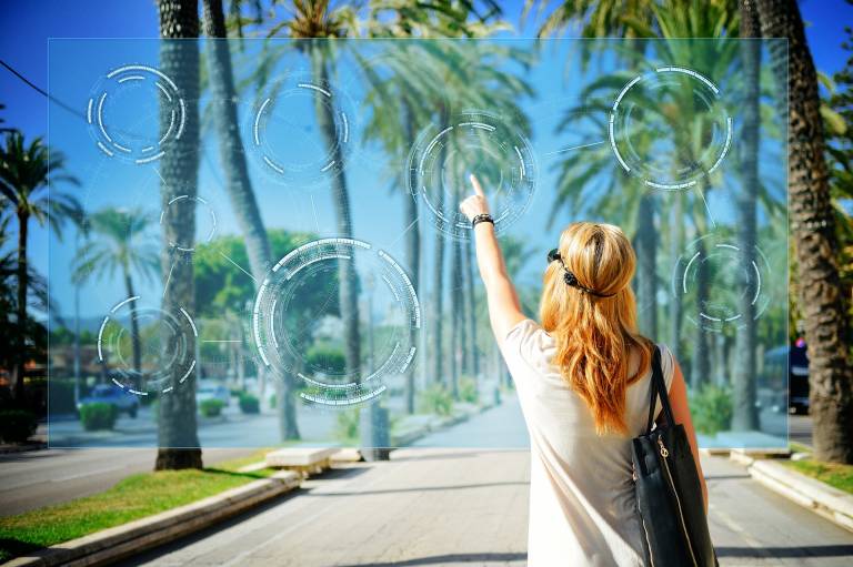 Kuvituskuva nainen virtuaalitodellisuudessa