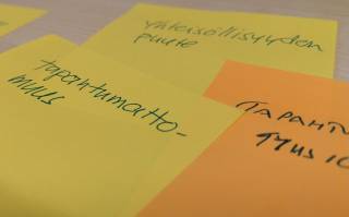Post-it -lappuja, joissa lukee sanat tapahtumattomuus sekä yhteisöllisyyden puute
