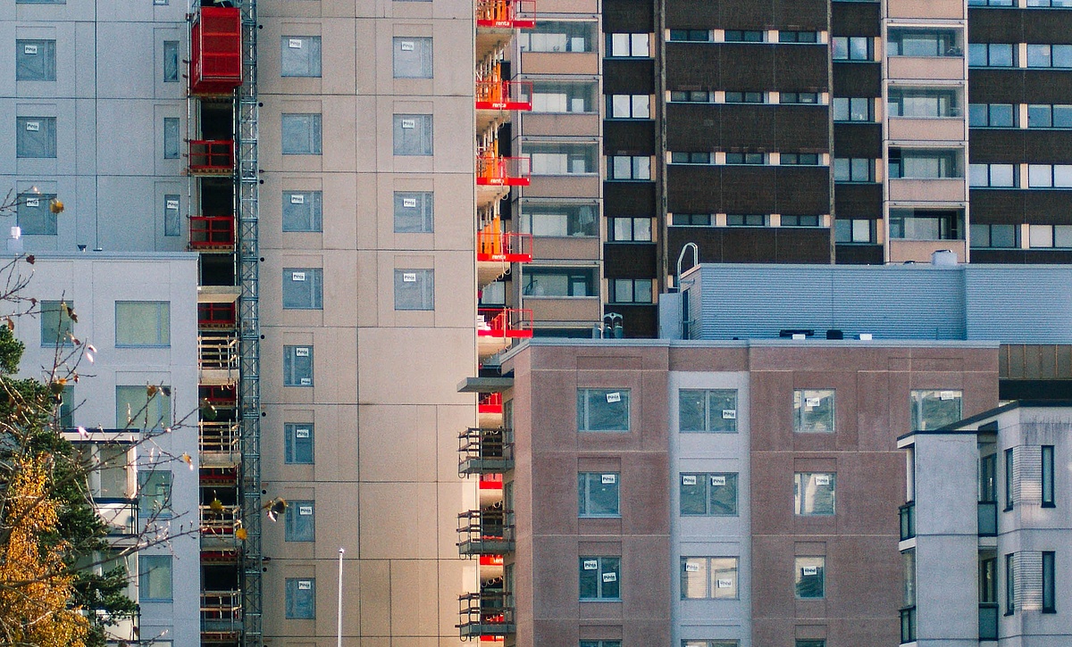 Useita kerrostaloja lähikuvassa