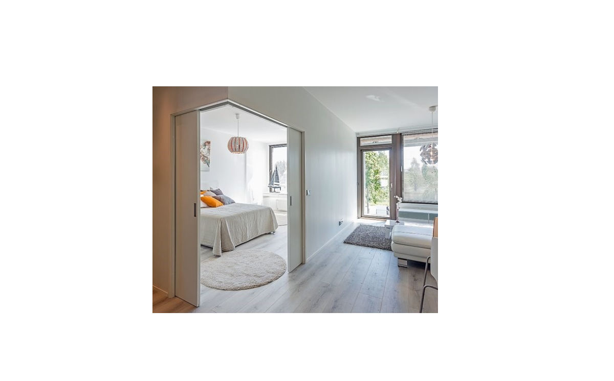 liukuovet makuuhuoneen seinän sisällä, taustalla makuuhuone