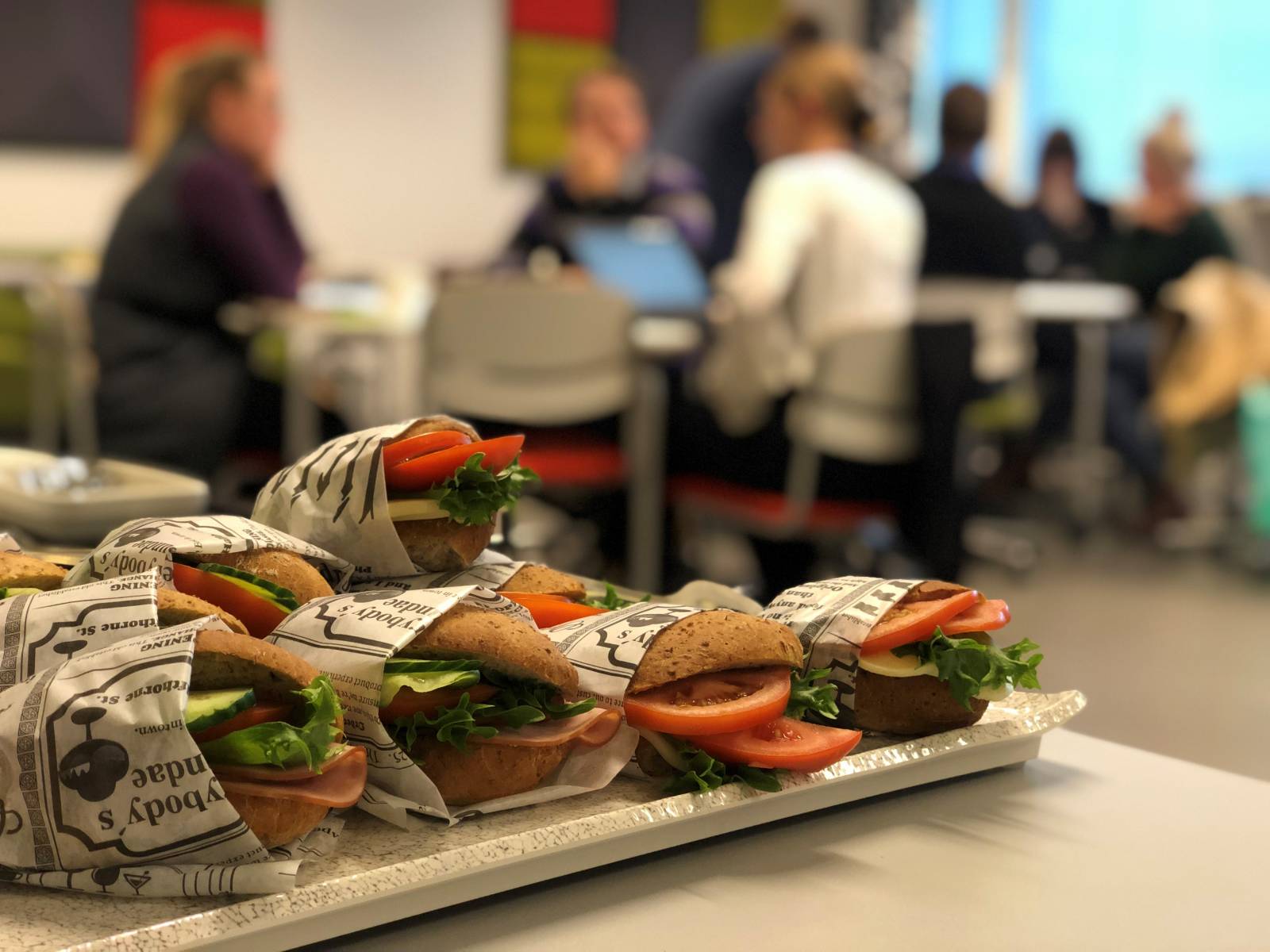 Mäskisämpylöitä, taustalla työpajatyöskentelyä tiimeittäin.