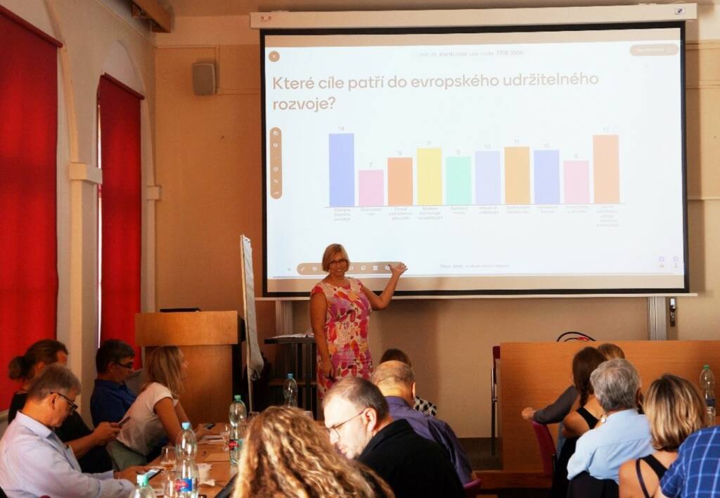 A woman having a presentation in a workshop.