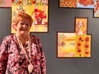 Taina Godfrey taidenäyttelynsä avajaisissa.