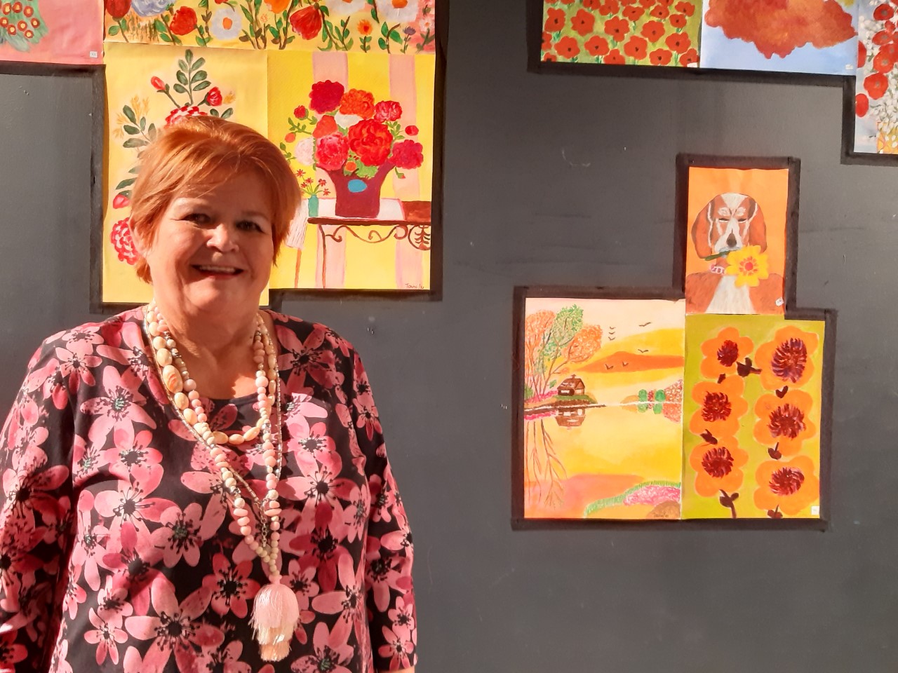 Taina Godfrey taidenäyttelynsä avajaisissa.