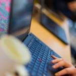 Kuvassa näkyy kannettavan tietokoneen näppäimistöä naputtelevat sormet.