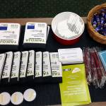 Tarjolla oli monipuolista materiaalia. Kynät, TAIKOJA-muistilehtiöt ja Fazerit tekivät erityisesti kauppansa.