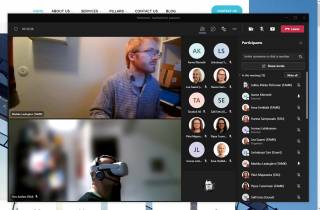 Kaksi miestä, joista toisella päässä VR-lasit. 