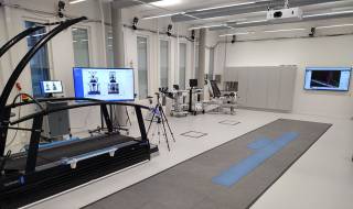 Metropolia AMK:n liikelaboratorion monipuolista välineistöä.