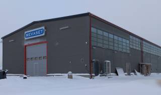 Mevasetin halli, joka on rakennettu uudelleenkäytetyistä rakenneosista