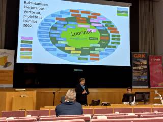 Pirjo Kuula esittelee RATKI-hankkeen tuloksia.