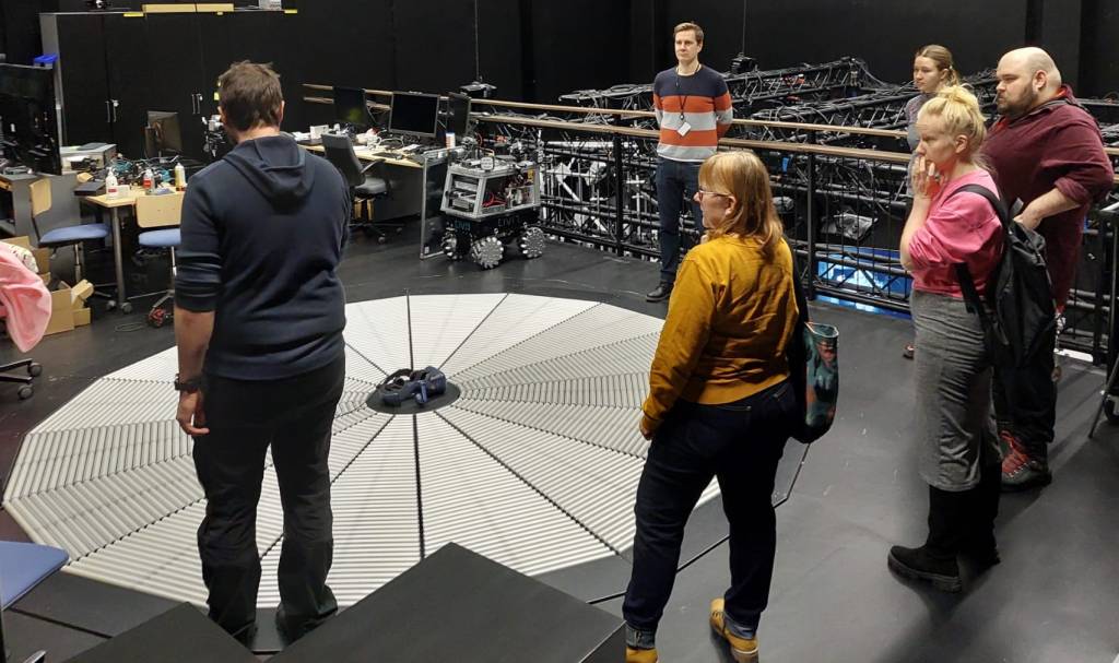 SMART ART -koulutukseen osallistujia tutustumassa monisuuntaiseen VR-juoksumattoon