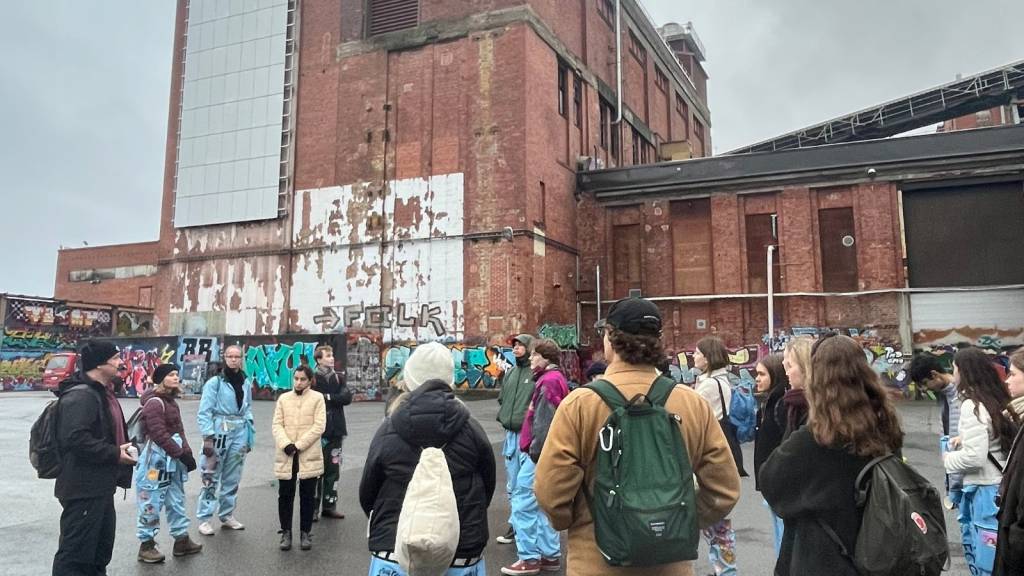 Students in excursion in Hiedanranta.