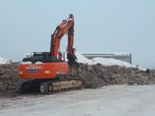 Kaivinkone ja betonijätettä