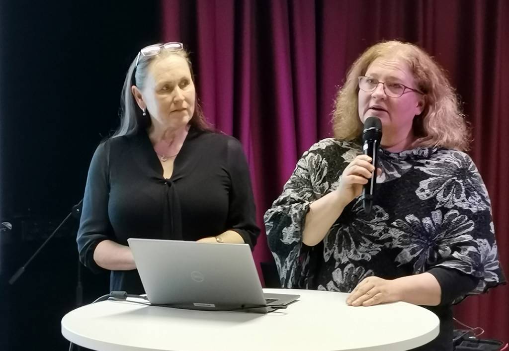 Kaksi naista pitämässä esitystä.