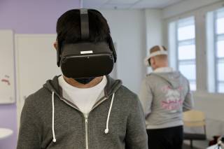 Mies virtuaalitodellisuuslasit päässä.