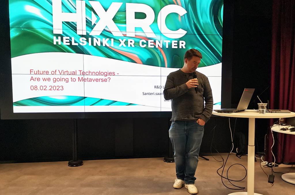 Mies pitää esitystä. 