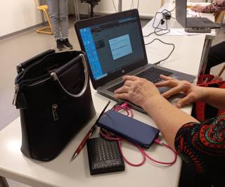 Työskentelyä tietokoneen parissa valmennuksessa