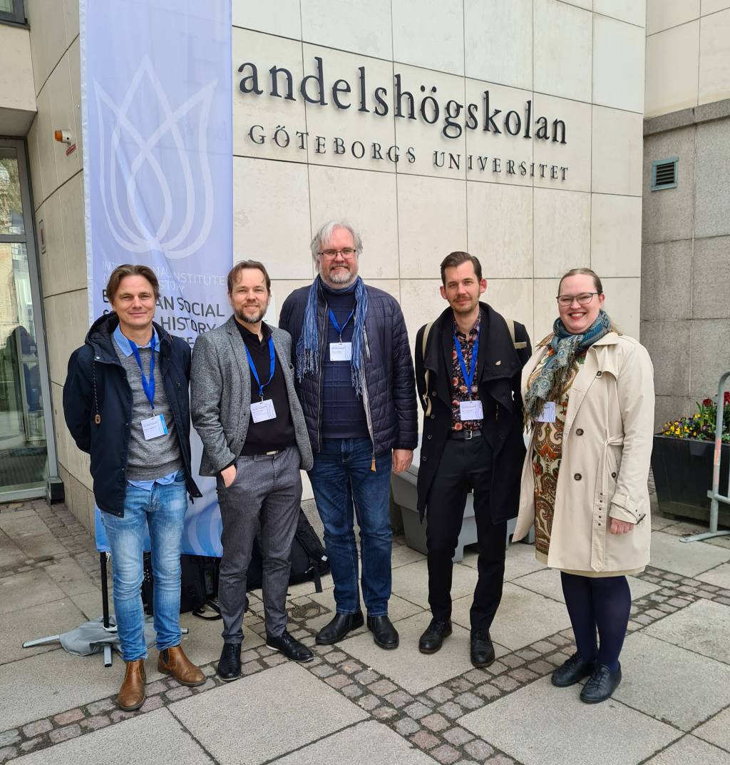 Konferenssiin osallistuneet Viabundus-tutkijat yhteiskuvassa