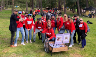 Oppilaitospastori Jussi Houttu ja uusia opiskelijoita Tursajaisissa.