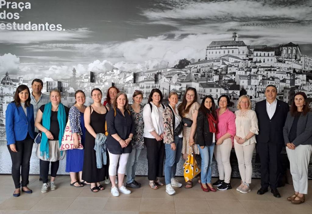 Ryhmäkuva opiskelijoista ja opettajista. 