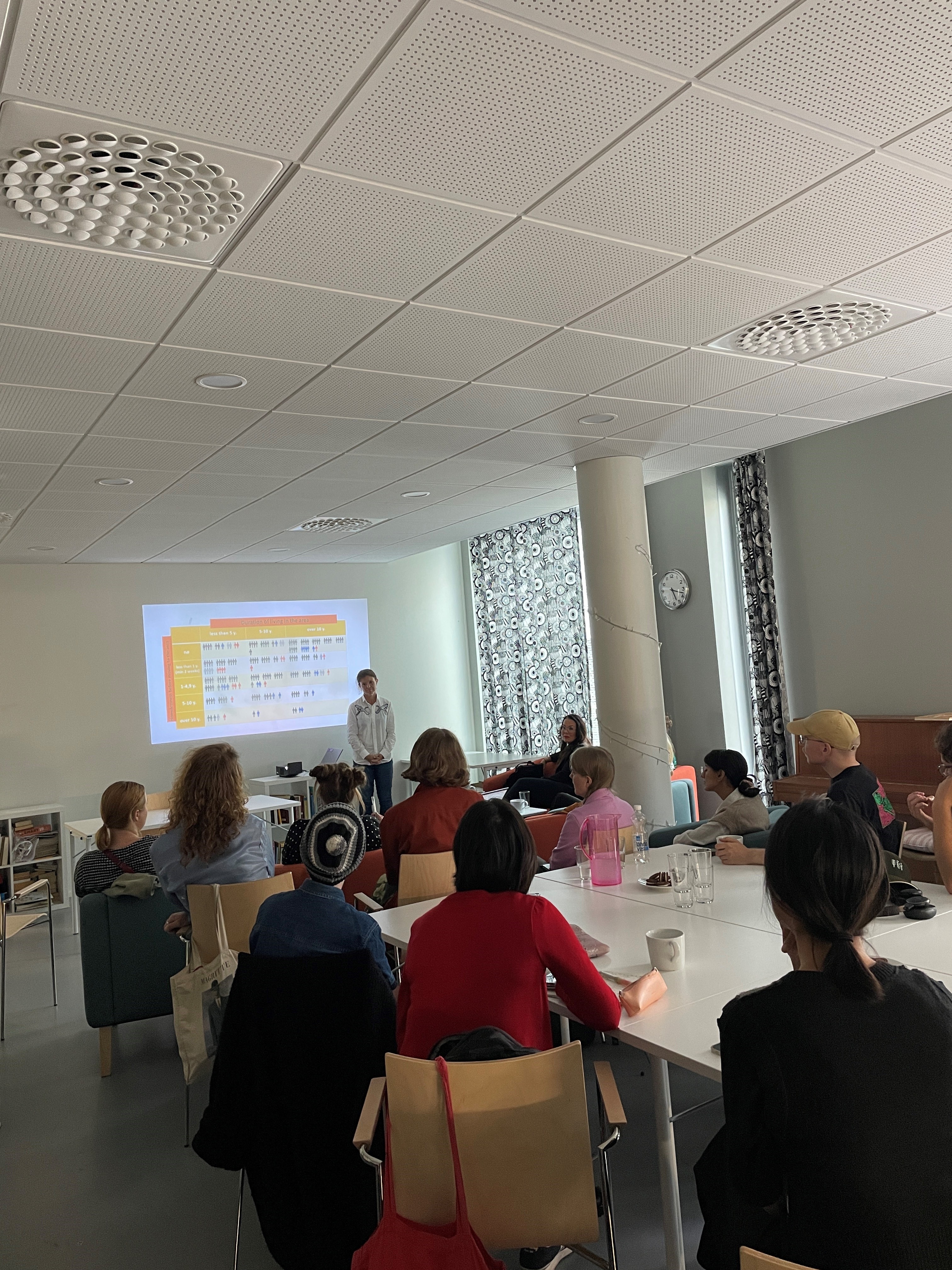 Veera Niemi puhumassa Art for all -tapahtumassa