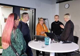 Ihmisiä keskustelemassa.