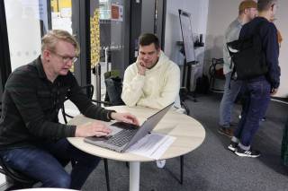 Kaksi miestä keskustelee sparrauspajassa.