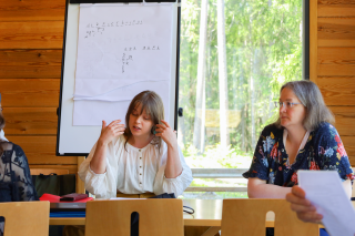 Opiskelijatiimin edustajat kertomassa omasta osaprojektistaan