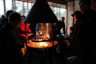 Tulisijalla makkarat paistumassa