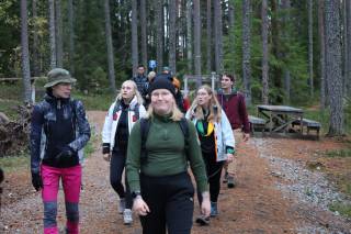 Retkiporukka kulkee reippaasti polulla