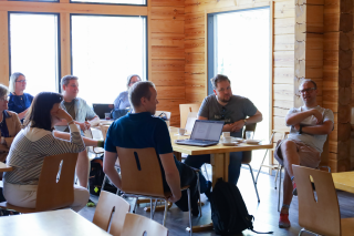 Seminaarin osallistujat pohdiskelevat ja keskustelevat opiskelijoiden ideoista