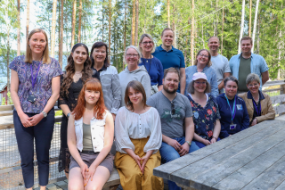 Metsäresepti-hankkeen projektiryhmä, hankkeen opiskelijat sekä opettajat ryhmäkuvassa Luhtaanrannan terassilla