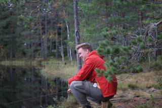 Onkimista lammen rannalla