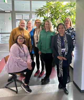 Seitsemän Niitty 2-hankkeen työryhmän jäsentä.