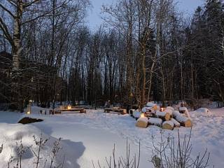 Metsälämpäre lumisena ja lyhdyin koristeltuna