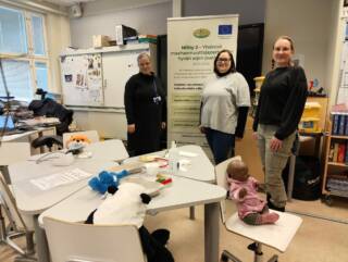 Niitty2-hankkeen työntekijöitä roll-upin vierellä.