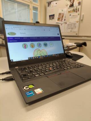 Tietokone, jossa on auki Perheinfo-aineistoportaalin sivusto.