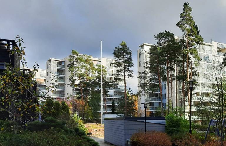 Kuvassa lähiön kerrostaloja