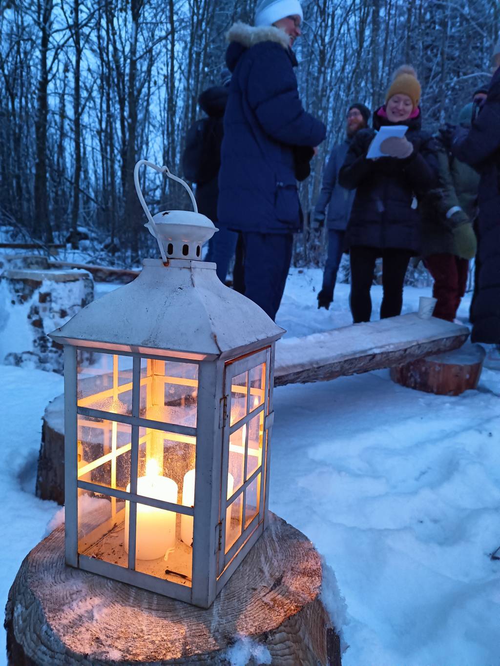 Lyhty puupöllin päällä