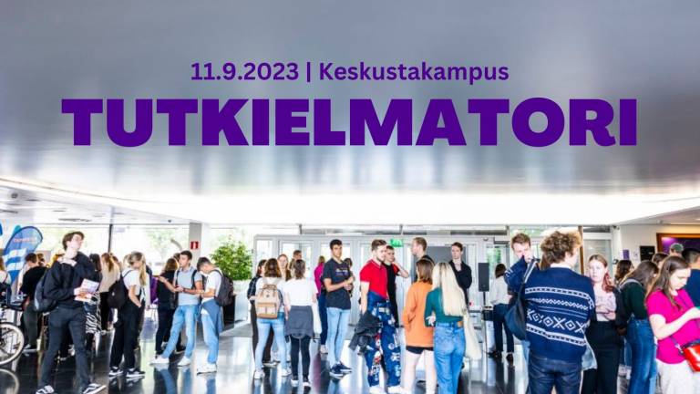 Opiskelijoita pääaulassa.