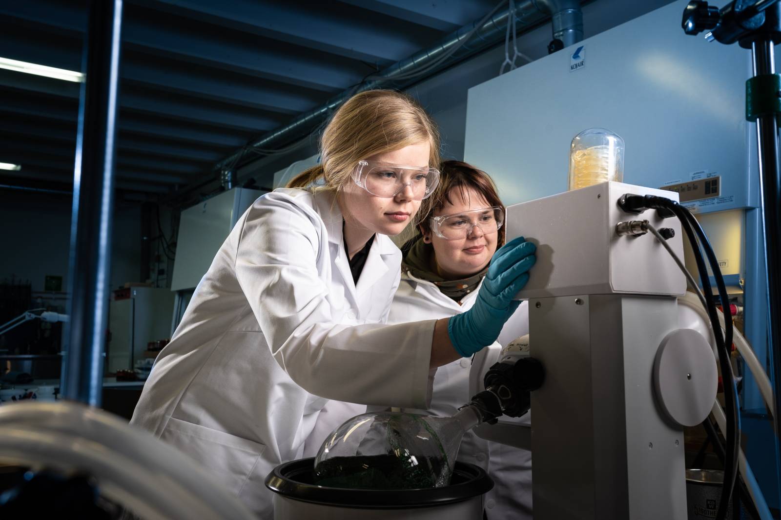 Kaksi naista tekee tutkimusta laboratoriossa.