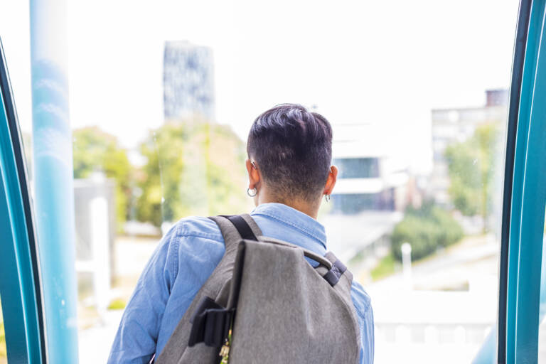 Poika reppu selässä.