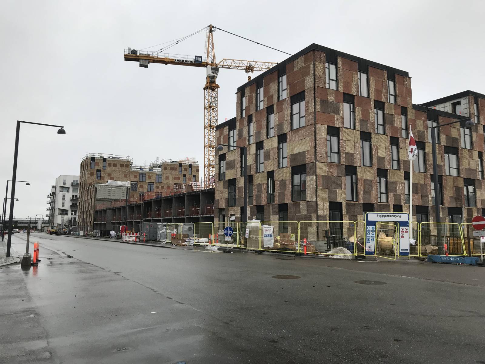 Rakennus, jossa on hyödynnetty teollisuushallista purettuja tiiliä