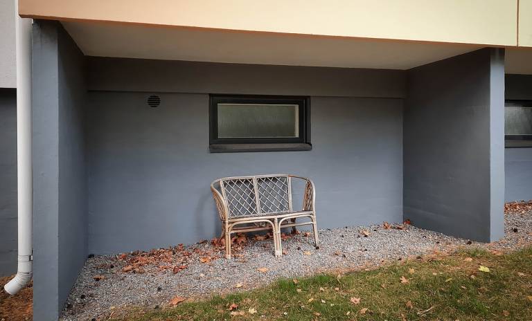 Penkki kerrostalon parvekkeen alla