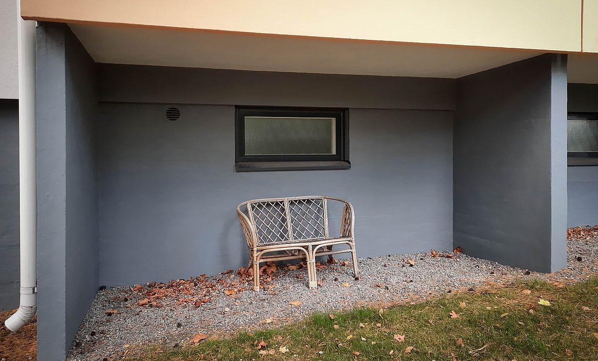 Penkki kerrostalon parvekkeen alla