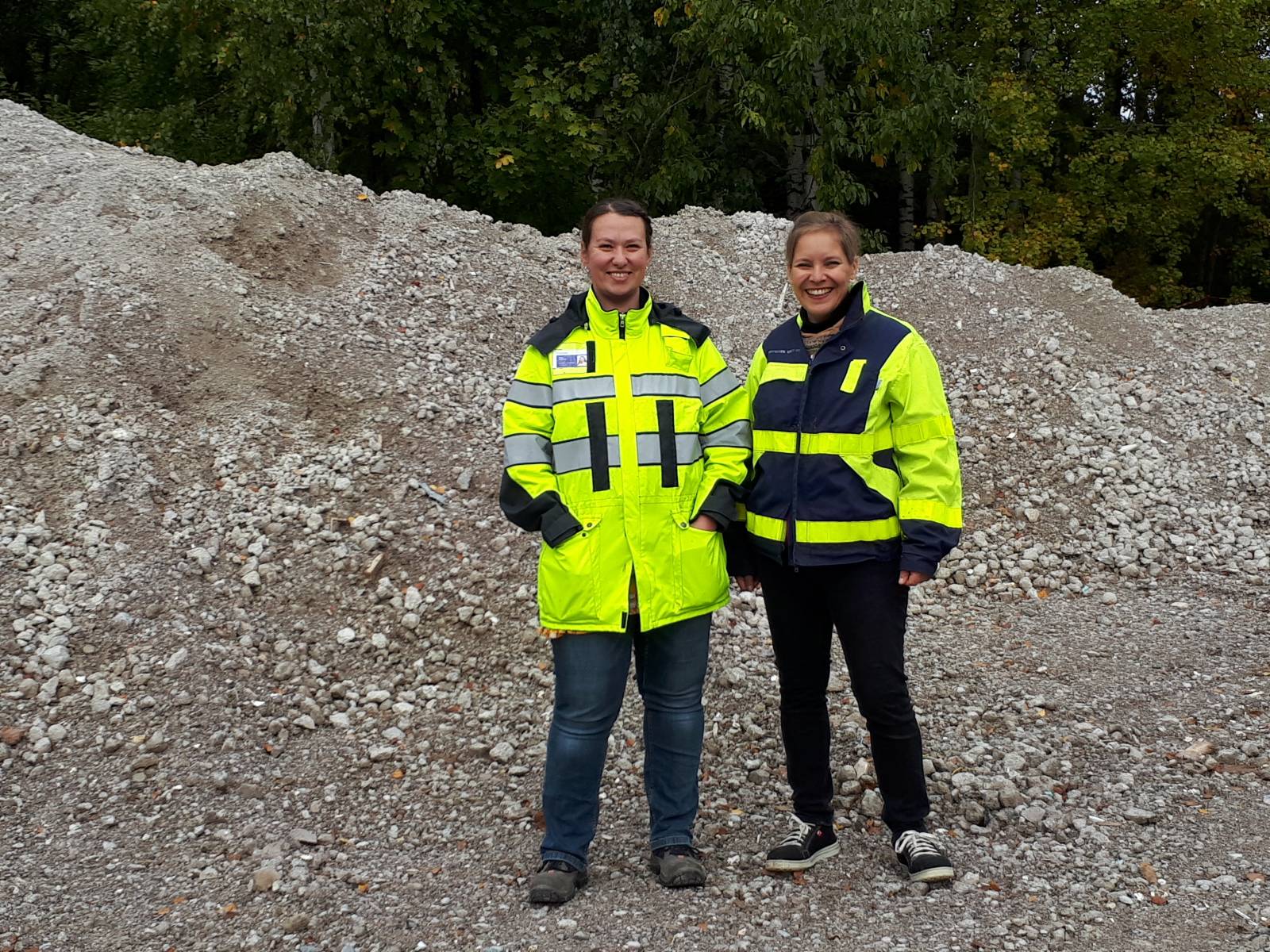 Betonimurskekasan edessä Sirpa Väisänen ja Katariina Tcheuffa