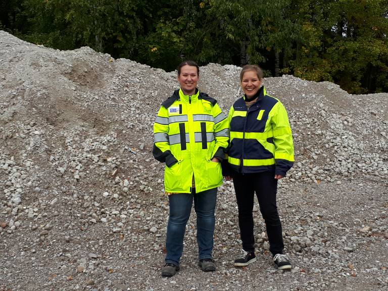 Betonimurskekasan edessä Sirpa Väisänen ja Katariina Tcheuffa