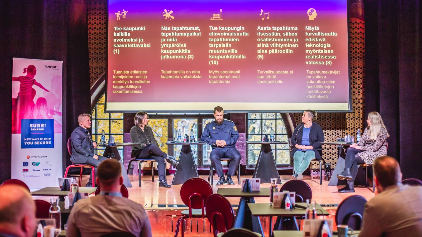 Kuva SURE-seminaarin paneelista ja panelisteista