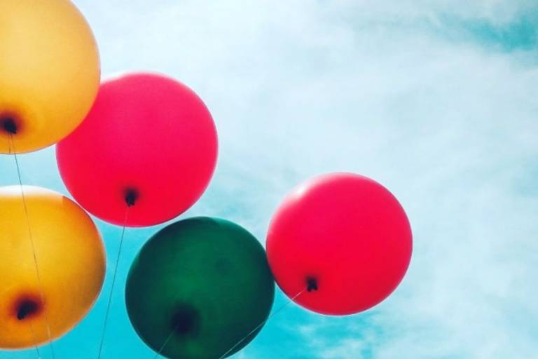 Kuva ilmapalloista sinistä taivasta vasten.