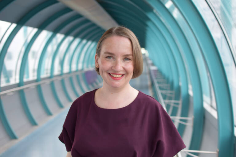 Idastiina Valtasalmi katsoo kameraan ja hymyilee.